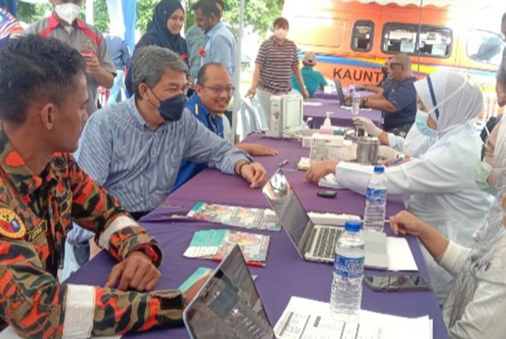 Mohamad (dua, kiri) ketika meninjau sekitar program berkenaan pada Sabtu.