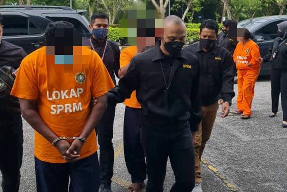 Tiga individu ditahan reman bagi membantu siasatan berhubung kes mengemukakan tuntutan palsu bernilai kira-kira RM300,000 pada 2016.