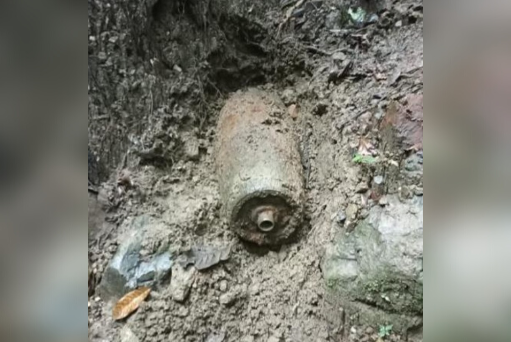 Bom lama yang ditemui di kawasan rekreasi Sungai Kedondong berhampiran Jalan Batang Kali-Genting Highland pada Sabtu.