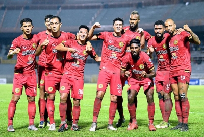 Pemain Negeri Sembilan meraikan jaringan gol oleh Gustavo Dos Santos ketika menentang Sarawak United pada perlawanan Liga Super di Stadium Tuanku Abdul Rahman Paroi malam tadi. - Foto Bernama