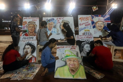 Pelajar Sekolah Seni Gurukul memberi penghormatan kepada mendiang Ratu Elizabeth II dengan melukis gambar baginda, di Mumbai, India pada Jumaat. - Foto EPA