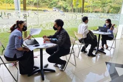 Karnival Kerjaya anjuran USIM dengan kerjasama Perkeso di Dewan Tuanku Canselor USIM. - Foto USIM