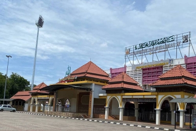 Tiang lampu limpah Stadium Sultan Muhammad IV di Kota Bharu sudah dinaikkan bermula pada Sabtu.