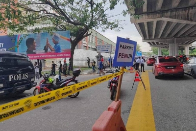 Kesemua parkir awam di sekitar SNBJ dilaporkan penuh. Foto JSPT KL