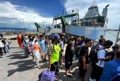 Keadaan sesak dengan ratusan pengembara serta kenderaan penumpang di pintu masuk dan keluar terminal Feri RORO, Terminal Feri Antarabangsa Labuan.