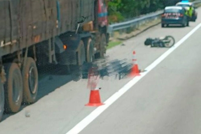 Seorang pemandu lori maut dilanggar sebuah motosikal dalam kejadian di Kilometer 21.8 Leburaya Utara Selatan, arah selatan dekat Kulai, pada Sabtu.