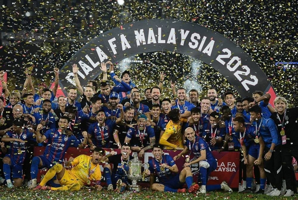 Suasana ceria barisan pemain dan kejurulatihan JDT ketika menjulang Piala FA selepas tamat perlawanan Final Piala FA, JDT menentang Terengganu FC di Stadium Nasional Bukit Jalil malam tadi. - Foto Bernama.