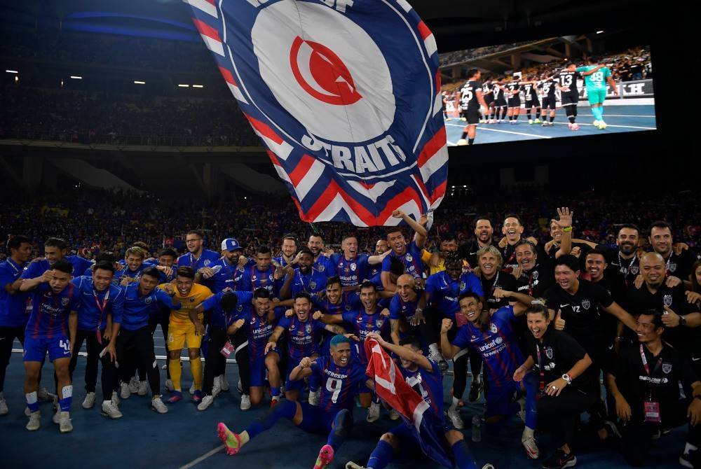 Para pemain JDT bersorak kegembiraan setelah pasukan tersebut berjaya menjadi Juara Final Piala FA di Stadium Nasional Bukit Jalil pada Sabtu. - Foto Bernama.