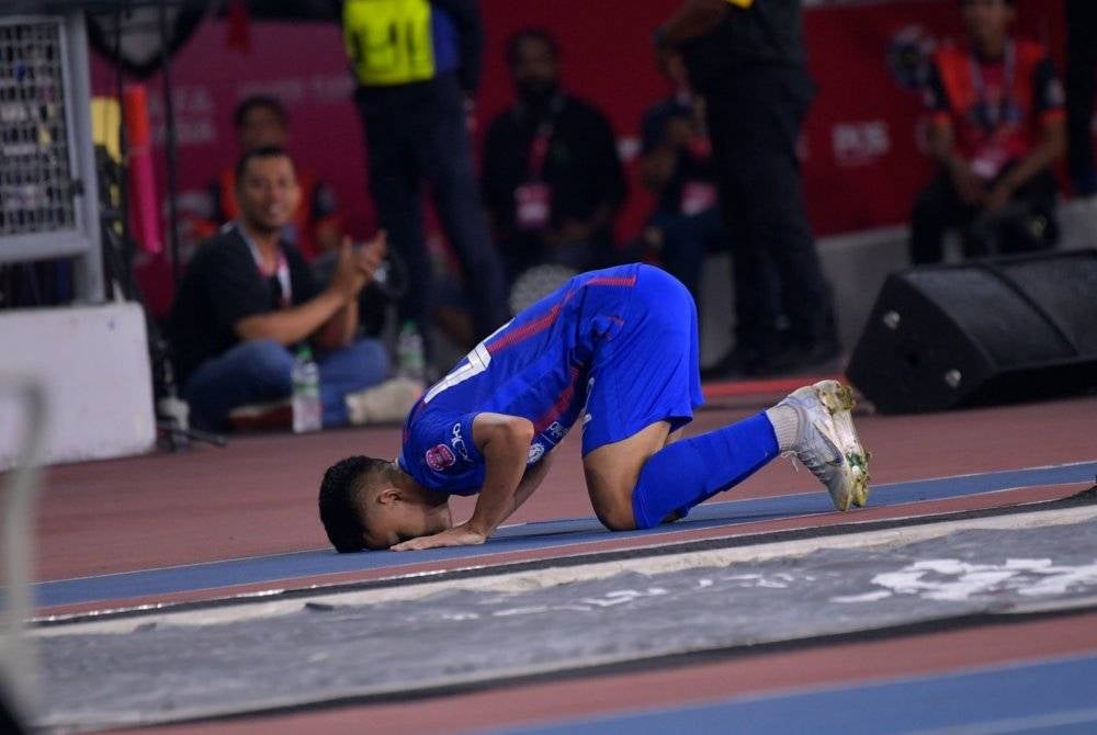 Aksi pemain JDT, Arif Aiman setelah berjaya membolosi gawang gol Terengganu FC pada perlawanan Final Piala FA JDT menentang Terengganu FC di Stadium Nasional Bukit Jalil pada Sabtu. - Foto Bernama 