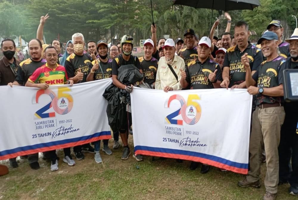 Amirudin (tiga dari kanan) ketika hadir di Karnival Ekstrem Gua Damai pada Ahad.