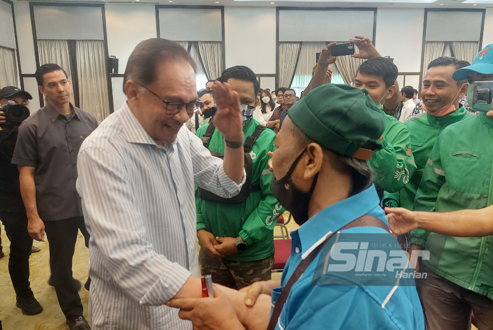 Anwar bersalaman dengan tetamu yang hadir pada program Sesi Townhall: Pentas Interaksi Anak Muda Anjuran Anwar Ibrahim Legislative Internship (AILA) di PAUM di sini.