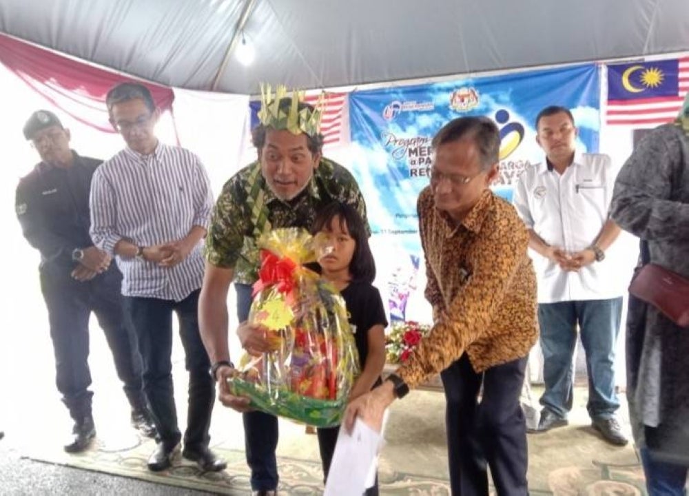 Khairy (tiga dari kiri) ketika menyampaikan hadiah kepada pemenang pada program berkenaan. 