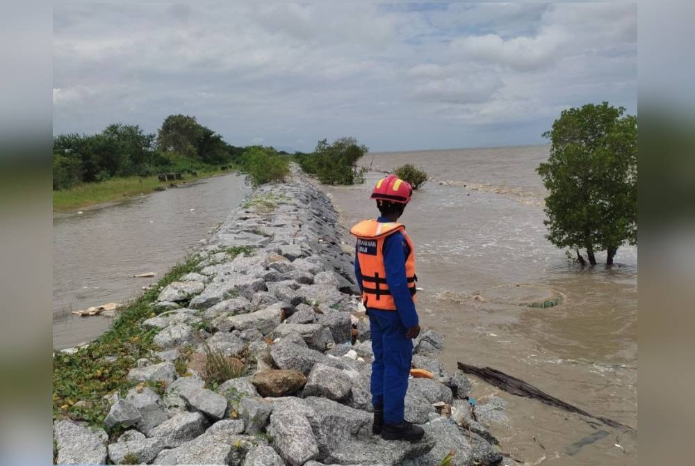 Anggota APM memantau air pasang besar di perairan Kuala Kedah pada Ahad. - Foto APM Kota Setar