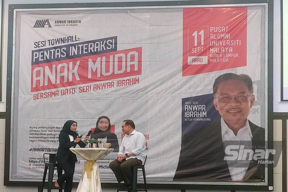 Anwar (kanan) ketika program Sesi Townhall: Pentas Interaksi Anak Muda anjuran Anwar Ibrahim Legislative Internship (AILA) di PAUM, di sini, pada Ahad.