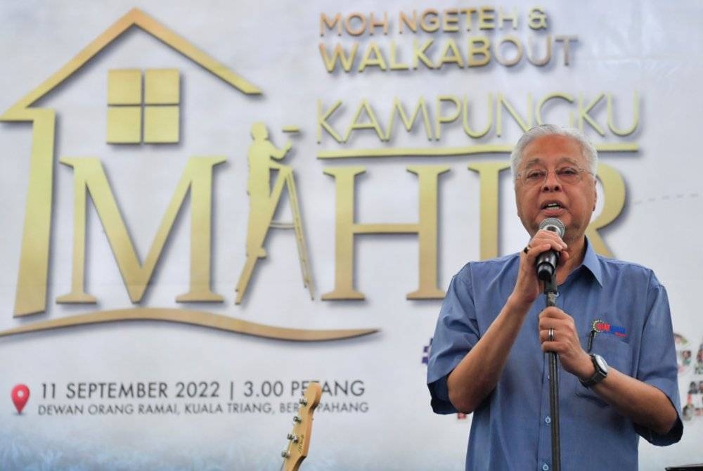 Ismail Sabri berucap pada program Moh Ngeteh & Walkabout Kampungku Mahir anjuran GiatMARA di Kampung Kuala Triang pada Ahad. - Foto Bernama