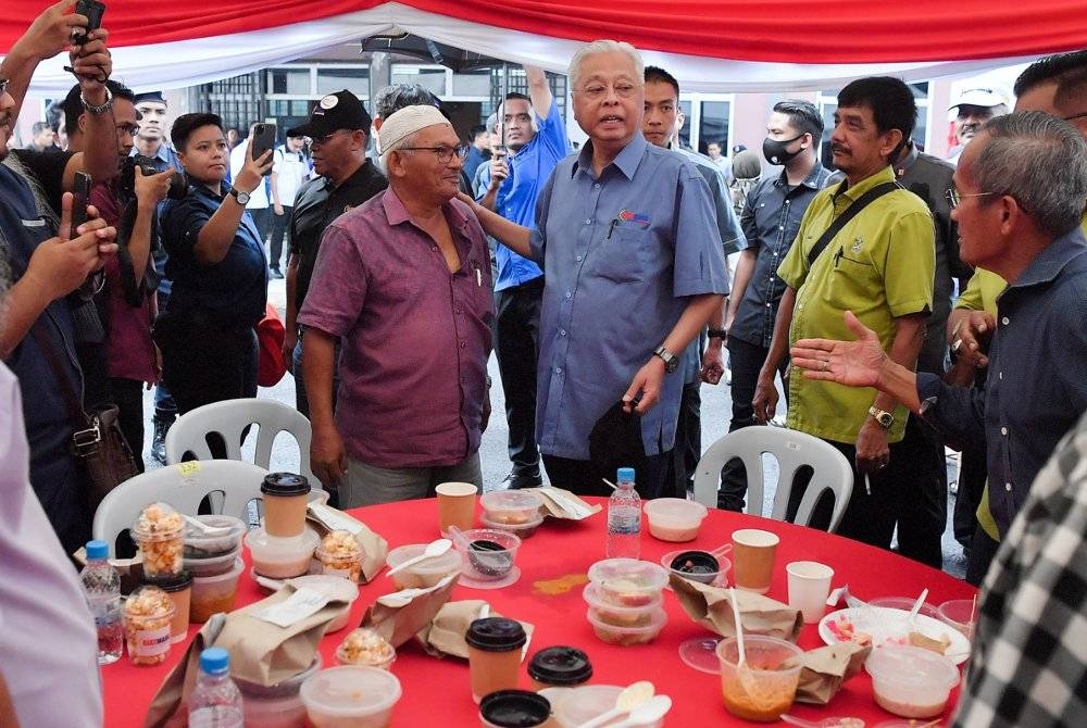 Ismail Sabri beramah mesra bersama sebahagian penduduk setempat yang hadir pada program Moh Ngeteh & Walkabout Kampungku Mahir anjuran GiatMARA di Kampung Kuala Triang pada Ahad. - Foto Bernama