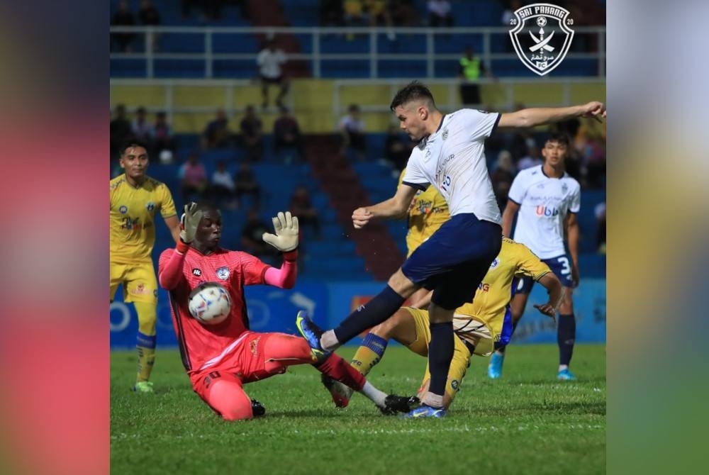 Penjaga gol Sri Pahang FC, Mamadou Samassa berjaya menyekat percubaan pemain KL City FC pada perlawanan Liga Super di Stadium Darul Makmur, sebentar tadi. - Foto FB Sri Pahang FC