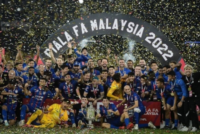 Suasana ceria barisan pemain dan kejurulatihan JDT ketika menjulang Piala FA selepas tamat perlawanan Final Piala FA, JDT menentang Terengganu FC di Stadium Nasional Bukit Jalil malam tadi. - Foto Bernama.