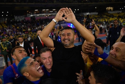 Tunku Mahkota Johor Tunku Ismail Sultan Ibrahim berkenan dijulang para pemain JDT selepas memenangi perlawanan Final Piala FA, JDT menentang Terengganu FC di Stadium Nasional Bukit Jalil pada Sabtu. - Foto Bernama.