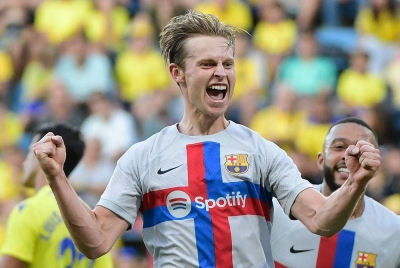 De Jong meledak satu gol ketika membantu Barca membenam Cadiz 4-0 dalam aksi La Liga pada Ahad. - Foto Agensi.