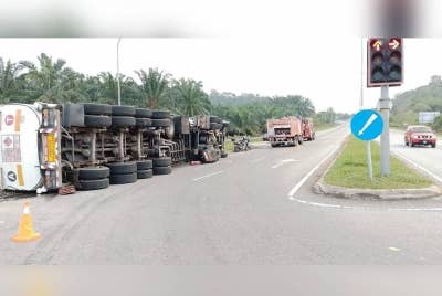 Kerja-kerja kawalan dan pembersihan minyak dilakukan bomba dan Hazmat. - Foto ihsan bomba