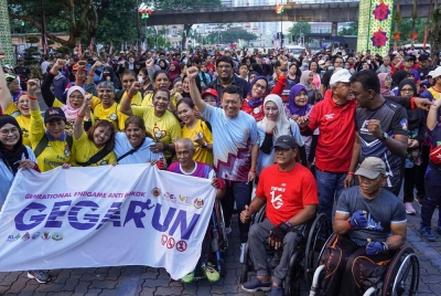 Lian Ker (tengah) bergambar bersama peserta ketika Program Larian Generational End Game Anti Rokok (GEGARUN) di Dataran Dewan Bandaraya Kuala Lumpur (DBKL) pada Sabtu. - Foto Bernama