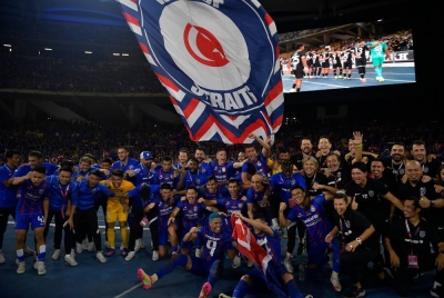 Para pemain JDT bersorak kegembiraan setelah pasukan tersebut berjaya menjadi Juara Final Piala FA di Stadium Nasional Bukit Jalil pada Sabtu. - Foto Bernama.