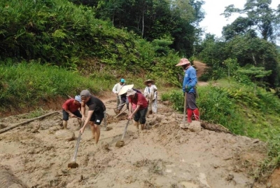 Penduduk terpaksa bergotong-royong hampir setiap minggu untuk membaiki jalan yang digunakan untuk ke Kampung Wasai Baru, Kiulu.