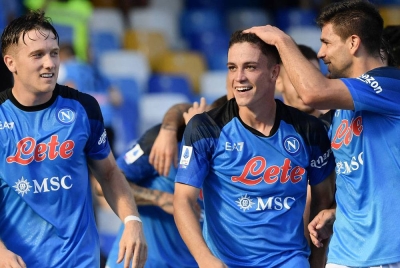 Raspadori (dua dari kanan) diraikan rakan-rakan sepasukan setelah menjaringkan gol tunggal ketika berdepan Spezia. - Foto Getty Images.jpg