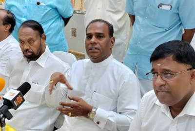 Saravanan (dua dari kanan) ditemui pemberita selepas menghadiri Konvensyen Rumah Ibadat Hindu Negeri Perak di Ipoh.