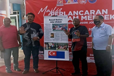 Azmi (dua dari kanan) dan Halim (tengah) ketika melancarkan Rasuah Busters Johor dan Iltizam Merdeka di Terminal Pengangkutan Awam Bandar Kluang pada Ahad.