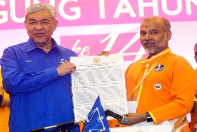 Presiden Makkal Sakti, Datuk Seri R S Thanenthiran menyerahkan resolusi kepada Ahmad Zahid pada Perhimpunan Agung Tahunan Ke 14 Parti Makkal Sakti Malaysia. -Foto Sinar Harian ROSLI TALIB