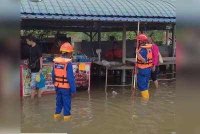 Beberapa gerai makanan di Kuala Kedah terjejas akibat fenomena air pasang besar. FOTO APM KOTA SETAR