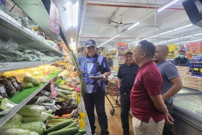 Annuar ketika meninjau program Jualan Murah Keluarga Malaysia di pasar raya Bataras, Sembulan, Kota Kinabalu.