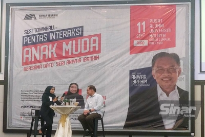 Anwar (kanan) ketika program Sesi Townhall: Pentas Interaksi Anak Muda anjuran Anwar Ibrahim Legislative Internship (AILA) di PAUM, di sini, pada Ahad.