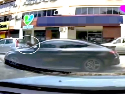 Aksi seorang lelaki yang bertindak merosakkan nombor pendaftaran sebuah kereta berjaya dirakam kamera papan pemuka sebelum tular di Facebook pada Ahad.