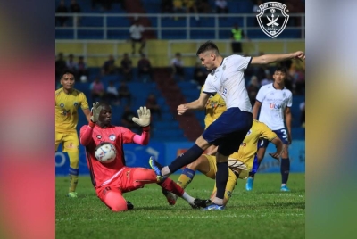 Penjaga gol Sri Pahang FC, Mamadou Samassa berjaya menyekat percubaan pemain KL City FC pada perlawanan Liga Super di Stadium Darul Makmur, sebentar tadi. - Foto FB Sri Pahang FC