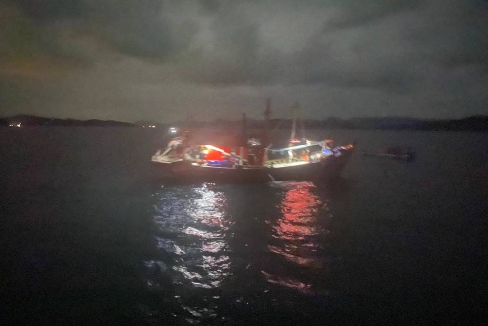 Bot nelayan tempatan kelas C ditahan Maritim Malaysia pada kedudukan lebih kurang 1.35 batu nautika dari barat Pulau Intan Kecil. - Foto Maritim Malaysia