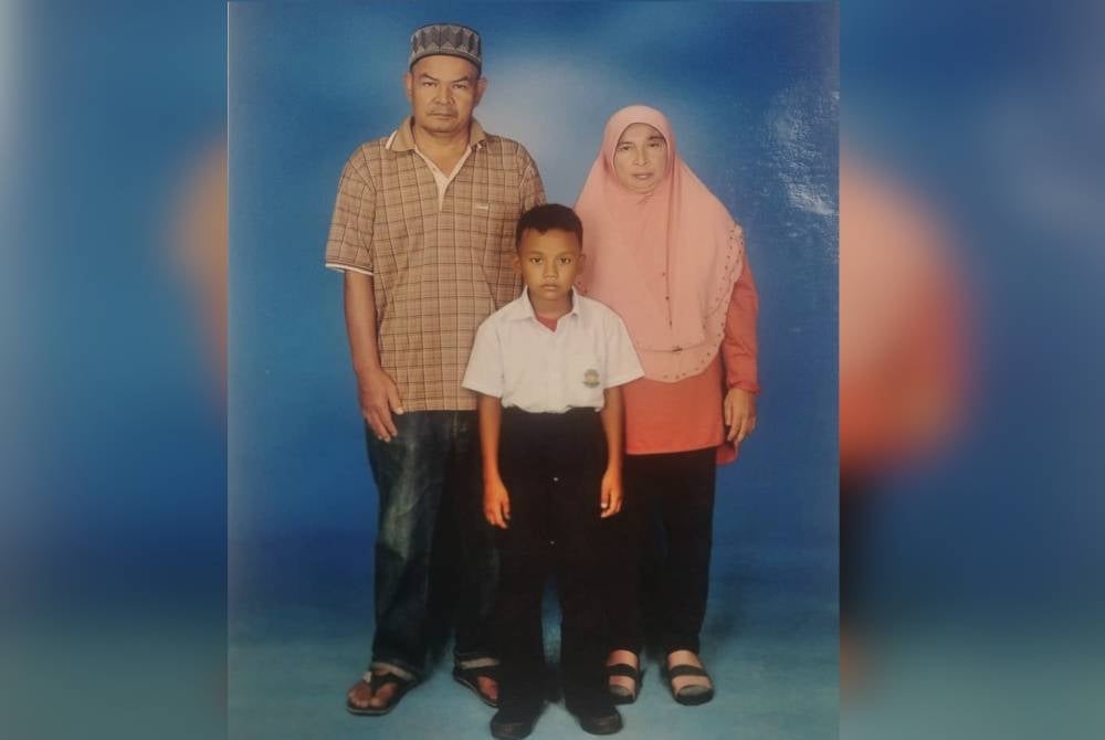 Mohd Adam bersama ibu bapa angkatnya memohon bantuan orang ramai untuk menjejak ibu kandung, Aminah Mina yang terpisah lahir, sembilan tahun lalu.
