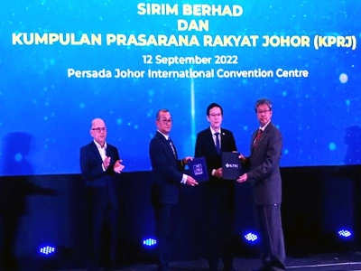Ting Han (tengah) menyaksikan pertukaran dokumen dalam Program Keterlibatan SIRIM-Industri di Pusat Konvensyen Antarabangsa Persada Johor di Johor Bahru pada Isnin.