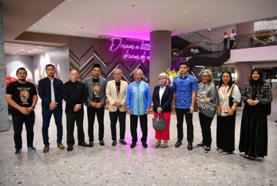 Yang di-Pertuan Agong, Al-Sultan Abdullah Ri'ayatuddin Al-Mustafa Billah Shah dan Seri Paduka Baginda Raja Permaisuri Agong telah berkenan berangkat menonton filem Mat Kilau - Foto Facebook Istana Negara
