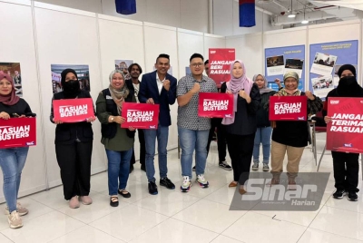 Pengerusi Rasuah Busters Selangor dan Wilayah Persekutuan, Wan Azliana Wan Adnan (depan, tiga dari kanan) bersama petugas pasukan Rasuah Busters bergambar bersama Lan Pet Pet sempena penganjuran Kafe Rasuah Busters On The Go pada Sabtu.