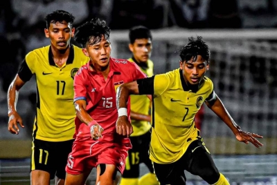 Mukhairi (kanan) dipanggil menyertai kem latihan pusat skuad negara bagi menghadapi kejohanan jemputan Piala Raja Thailand di Chiang Mai, minggu depan. Foto Agensi.