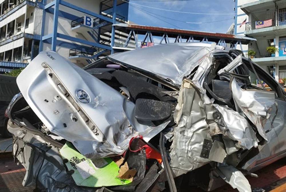 Tiga kereta terbabit mengalami rosak teruk akibat rempuhan itu. Foto PDRM