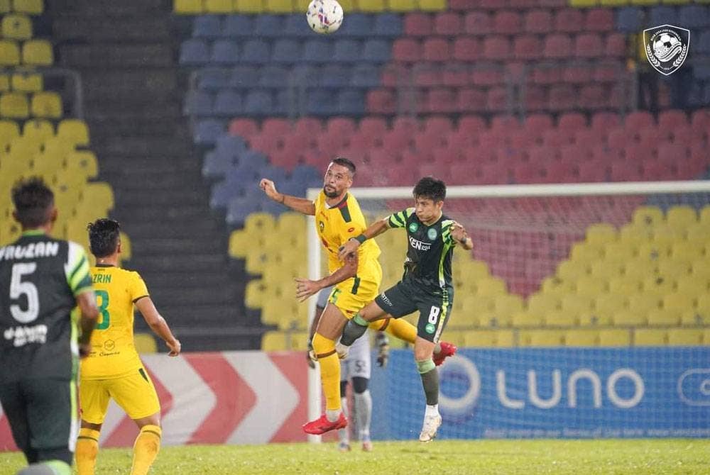Marc Vales (dua, kanan) cemerlang bersama barisan pemain pertahanan KDA FC mematahkan serangan Melaka United pada aksi Liga Super 2022 yang lalu. - Foto KDA FC