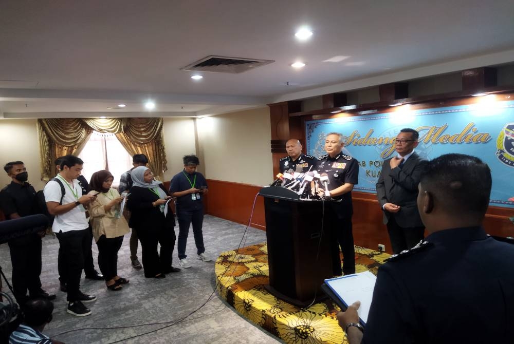 Acryl Sani (tengah) pada sidang akhbar selepas Majlis Pelancaran Pelantikan Duta Anti-Scam, di Maktab Polis Kuala Lumpur pada Selasa.