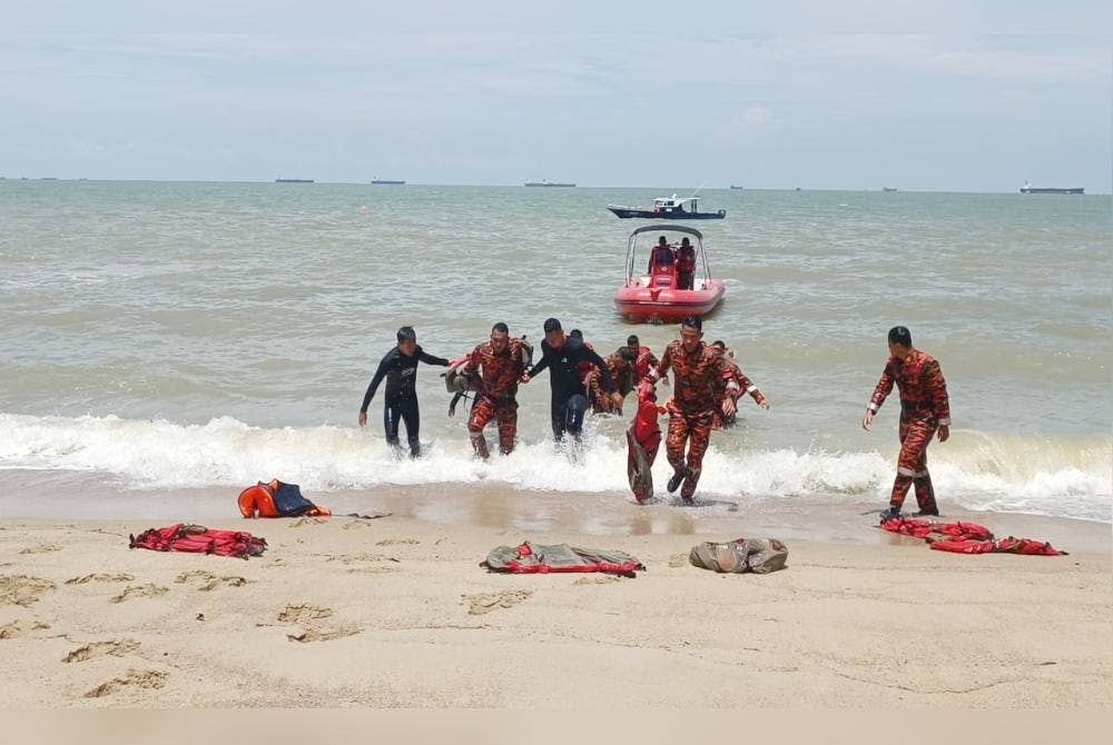 Persembahan kebombaan pada Majlis Penutupan Kursus Pengurusan Bencana Peringkat Negeri Melaka di Pantai Puteri di sini pada Selasa.