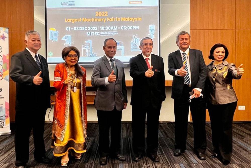 Sulaiman (tiga dari kiri) bersama Naim (tiga dari kanan) ketika Majlis Prapelancaran MIMF 2022 di MITEC pada Selasa.