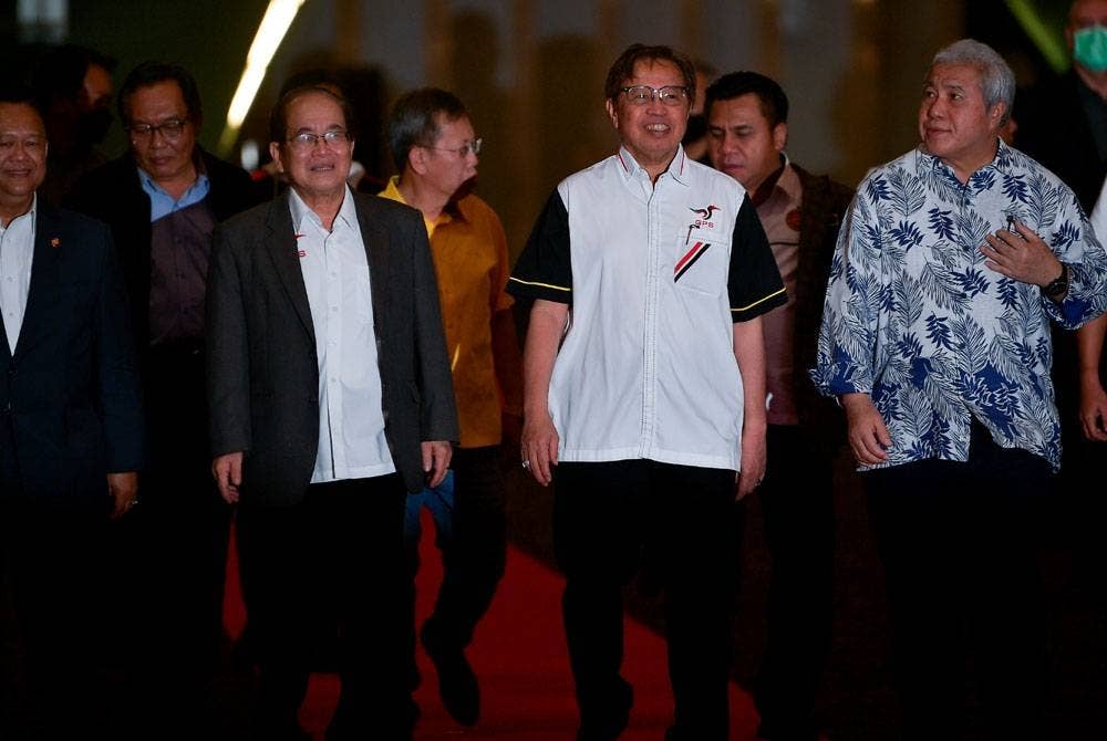 Abang Johari (depan, dua kanan) hadir untuk mempengerusikan Mesyuarat Majlis Kepimpinan Tertinggi GPS di Pusat Konvensyen Borneo Kuching. - Foto Bernama