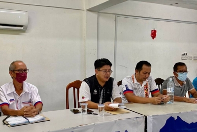 Ewon (dua dari kiri) menghadiri mesyuarat UPKO Kota Belud di Pejabat Khidmat ADUN Kadamaian, Kota Belud pada Isnin.